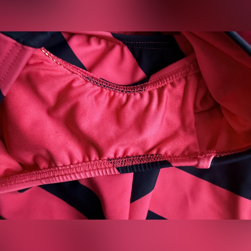 Like New! Lands End Hot Pink 🩷and Navy 💙Chevron 1 piece swimsuit, 4, MSRP $89 - Picture 7 of 9